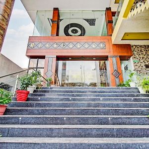 Super Townhouse Oak Hind Palace Near Gomti Riverfront Park